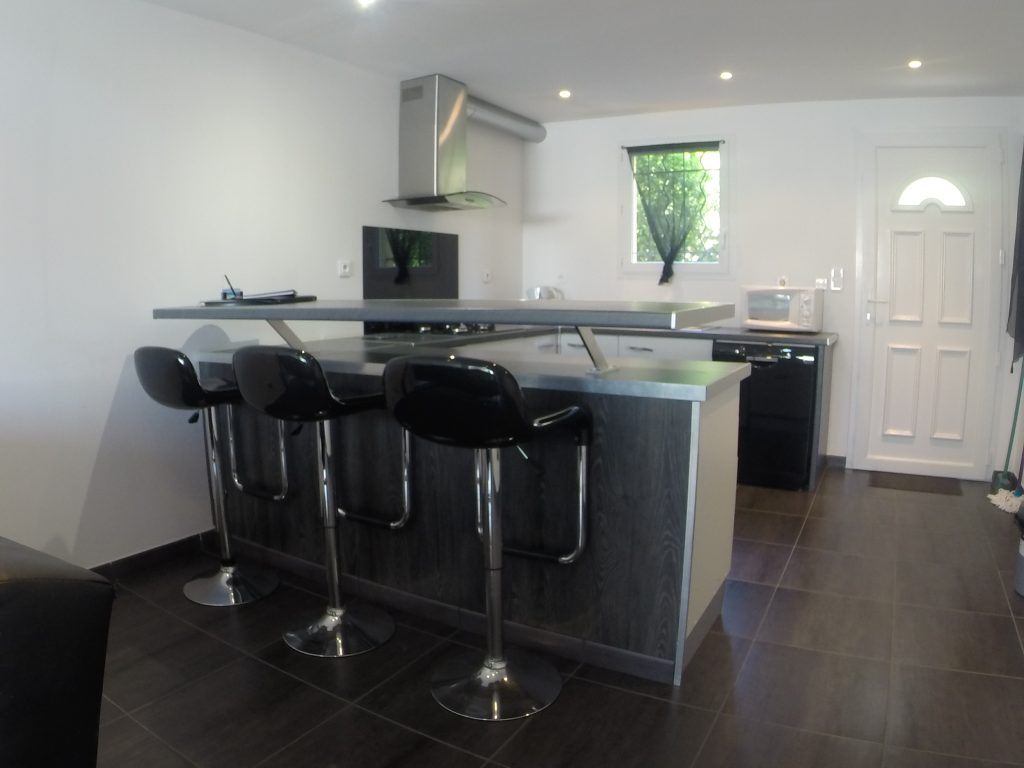 Photo qui représente le coin repas et la cuisine équipée de Mèrula